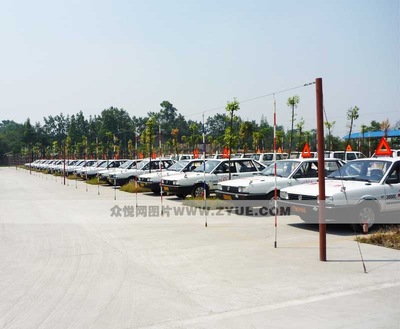 成都容兴驾校 大型倒桩场地的专业与优势